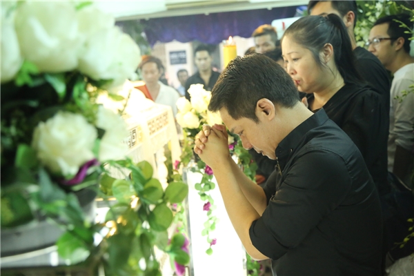 
Minh Nhí và Hồng Vân khóc nức nở khi đứng bên linh cữu của Minh Thuận - Tin sao Viet - Tin tuc sao Viet - Scandal sao Viet - Tin tuc cua Sao - Tin cua Sao