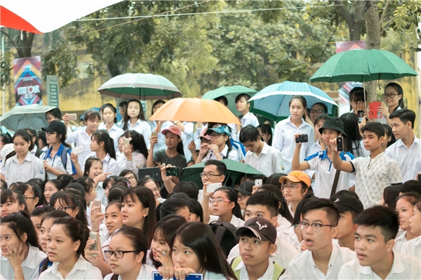 
Tại trường THPT Lý Thái Tổ dù mưa lớn nhưng teen vẫn tham gia nhiệt tình.