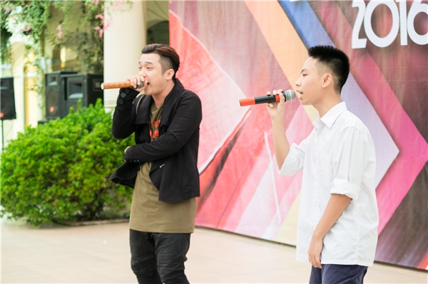 
Bạn Phạm Nam Hải (THPT Cầu Giấy) đọc rap cùng Yanbi.