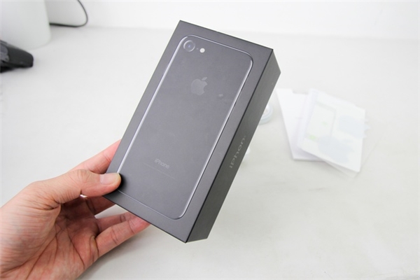 Cận cảnh iPhone 7 Jet Black, giá 32 triệu đồng đầu tiên về Việt Nam