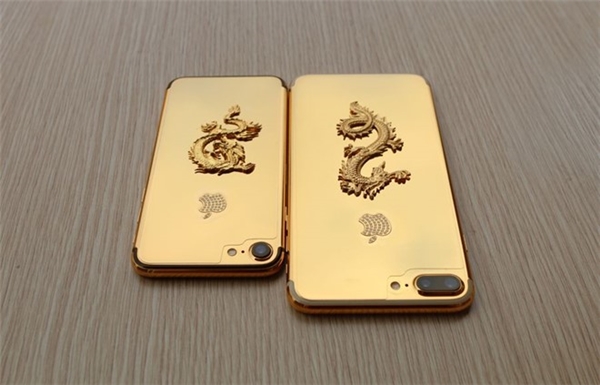 
iPhone 7 (trái) và iPhone 7 Plus được mạ vàng rồng. (Ảnh:internet)