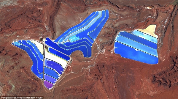 
Ao bay hơi có thể nhìn thấy tại mỏ kali tại Moab, Utah. Các mỏ sản xuất kali cacbonat và muối kali là những thành phần chính trong phân bón. Muối được bơm lên bề mặt từ nước mặn dưới lòng đất và được sấy khô trong ao năng lượng mặt trời khổng lồ.