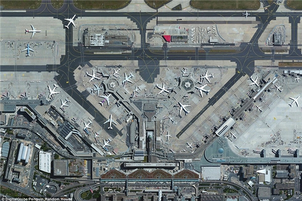 
Màu sắc rực rỡ này là hình ảnh nhìn từ trên xuống của các tòa nhà công nghiệp lợp kim loại ở Tokai, Nhật Bản. Nền kinh tế của thành phố phát triển vượt trội nhờ một nhà máy thép khổng lồ dưới dự điều hành của công ty Nippon Steel với sản lượng hàng năm cao hơn 47 triệu tấn thép so với các cơ sở khác.


Frankfurt Airport là sân bay nhộn nhịp nhất ở Đức, trung bình có khoảng1.365 chuyến bay mỗi ngày và 65 triệu hành khách mỗi năm. Với hơn 70.000 nhân viên, sân bay này cũng là nơi làm việc lớn nhất trong cả nước.