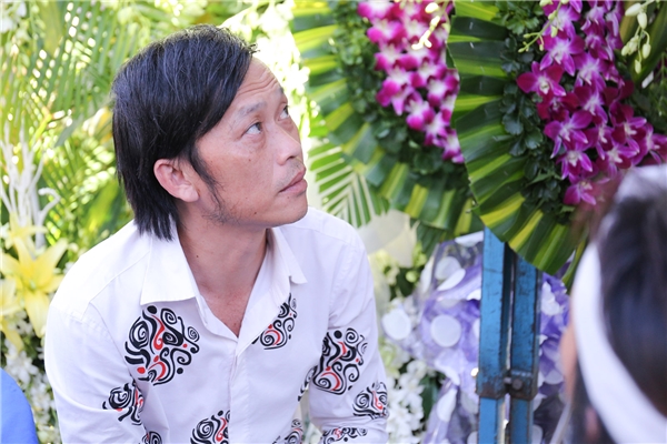 
Trưa nay, Hoài Linh, một người đồng nghiệp thân thiết của Minh Thuận đã có mặt tại đám tang. - Tin sao Viet - Tin tuc sao Viet - Scandal sao Viet - Tin tuc cua Sao - Tin cua Sao