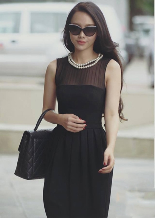 
Minh Hà sang chảnh và dịu dàng trong bộ váy đen kết hợp túi Chanel đồng điệu.
