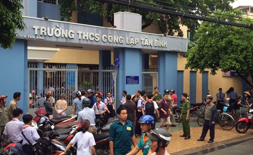 
Học sinh trường THCS công lập Tân Bình được di tản ra sân trường và thông báo phụ huynh đến đón sớm. (Ảnh:Sơn Hòa)