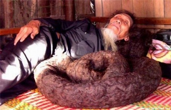
Khi ngủ, cụ đặt tóc nằm cuộn tròn cạnh người giống như đang ngủ cùng con trăn to bằng bắp chân.