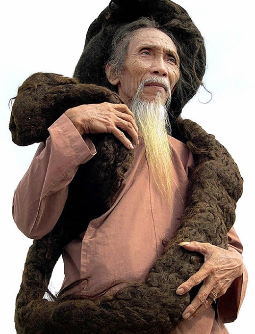 
Vợ cụ nói rằng khi tóc càng dài thì tâm cụ càng hướng Phật.