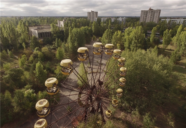 
Pripyat, một thành phố gần 50.000 dân, đã hoàn toàn bị bỏ rơi sau thảm họa hạt nhân Chernobyl gần đó vào năm 1986. Do bức xạ, nó đã được giữ nguyên kể từ khi vụ việc xảy ra và sẽ còn tiếp tục nhiều ngàn năm trong tương lai. Cảnh quan thiên nhiên trong thành phố này trông chẳng khác gì một bộ phim ngày tận thế. (Ảnh: Getty Images)