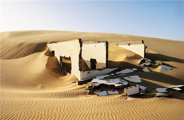 
Một ngôi nhà đổ nát, nằm vùi dưới lớp cát sa mạc Sahara. (Ảnh: Getty Images)