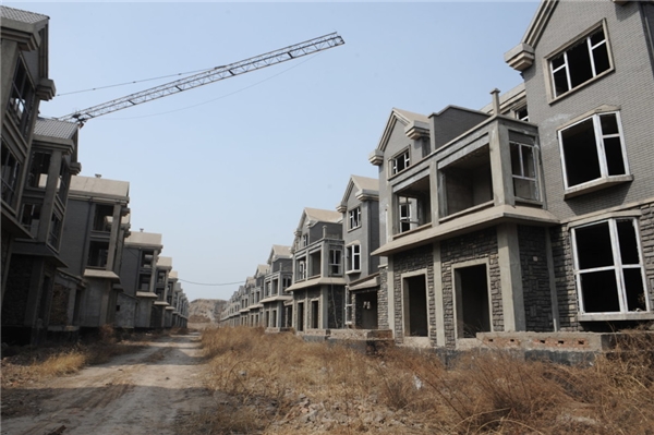 
“Thị trấn ma” với 100 căn biệt thự bị bỏ hoang này nằm ở Thái Nguyên, tỉnh Sơn Tây, Trung Quốc.  Được biết, cụm biệt thự được xây dựng vào năm 2008 và sau đó bị bỏ hoang do chính quyền địa phương tuyên bố đây là công trình xây dựng trái phép. (Ảnh: Getty Images)