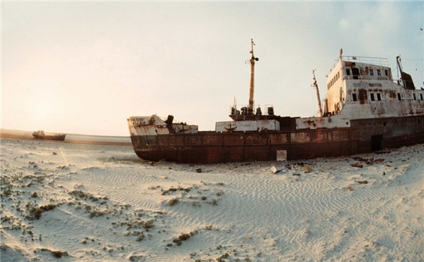 
Một con tàu lớn nhuốm màu thời gian ở sa mạc Aral, Kazakhstan.  (Ảnh: Getty Images)