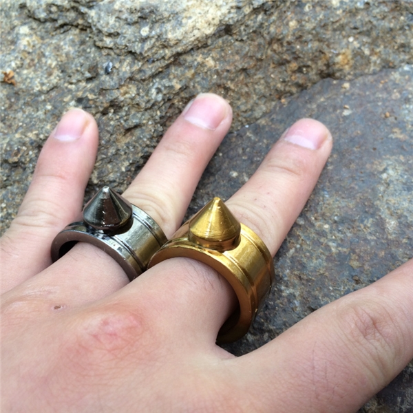 
Đeo nhẫn sắc nhọn: Những chiếc nhẫn như thế này chính là thứ vũ khí cực kì lợi hại. Hãy đeo chúng nếu phải ra đường một mình hoặc đi đến những nơi bạn không chắc lắm về độ an ninh của nó.
