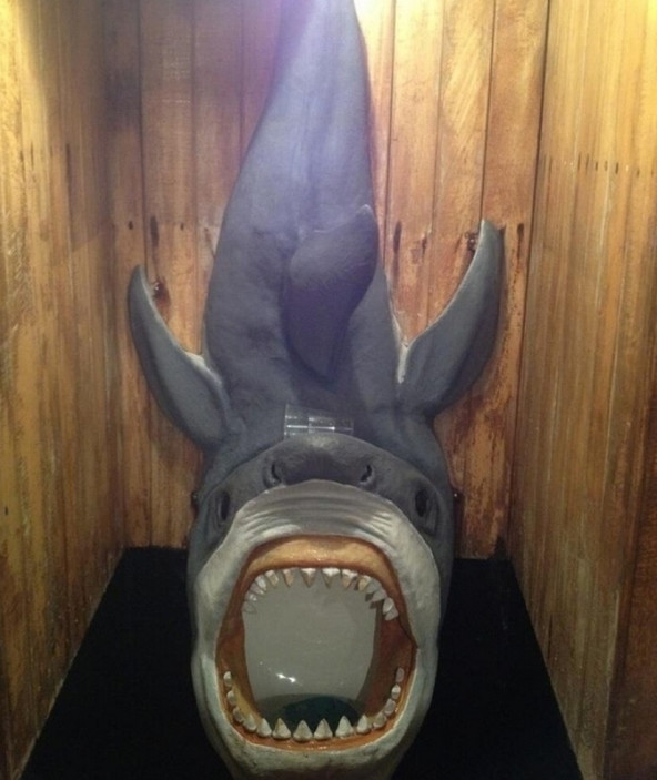 
Má ơi có cá mập khổng lồ tấn công nhà vệ sinh.