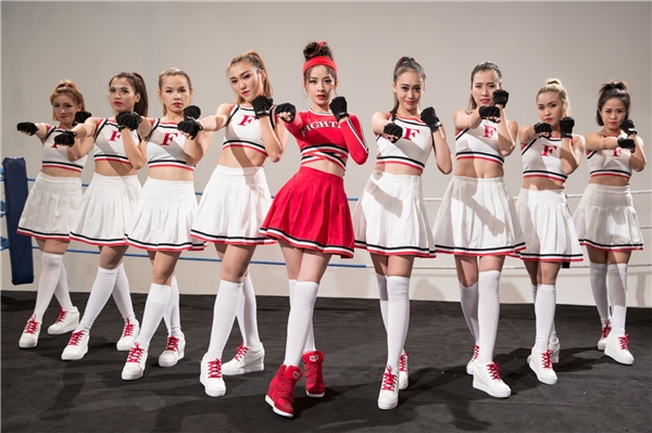 
Trong MV Fighting Fighting phiên bản dance, Chi Pu cùng các nữ vũ công khoe vũ đạo đẹp mắt trên võ đài. Nữ diễn viên mặc trang phục tông đỏ nổi bật, tóc búi cao trẻ trung, năng động nhưng không kém phần ấn tượng.