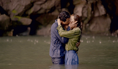 
Cảnh Jo In Sung và Gong Hyo Jin hôn nhau dưới con suối là một trong những cảnh quay ấn tượng của It’s Okay That’s Love. Khung cảnh lãng mạn ấy khiến tất cả các khán giả phải “phát hờn”.