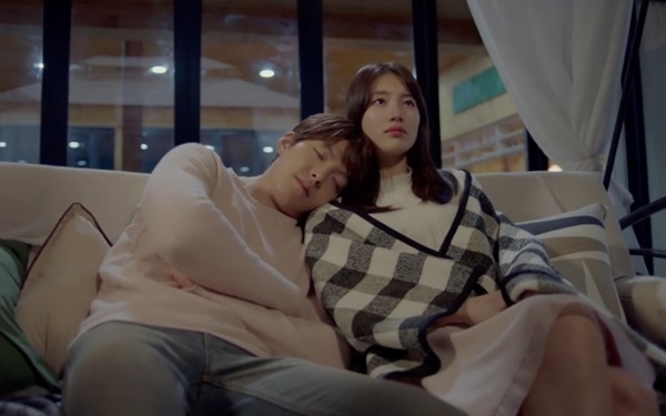 
Cảnh cuối của Uncontrollably Fond đã lấy đi không ít nước mắt của khán giả khi Shin Joon Young (Kim Woo Bin) gục đầu ngủ yên mãi mãi vai No Eul (Suzy).