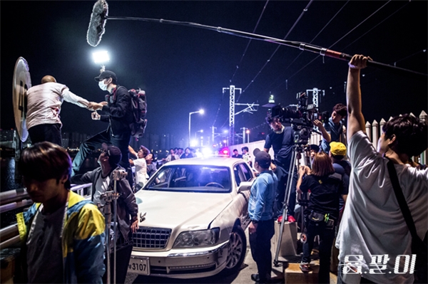 
Cảnh quay trên cầu nguy hiểm cũng "ảo diệu" không kém khi Joo Won và bạn diễn được vây quanh bởi hàng loạt những thiết bị ghi hình.
