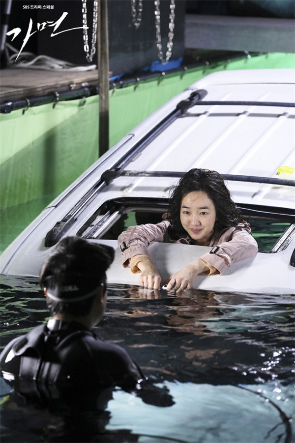 
Cảnh quay này được thực hiện tại một hồ bơi cực lớn và nữ diễn viên xinh đẹp phải ngâm mình hàng giờ đồng hồ để ghi hình cảnh thoát khỏi xe và ngất xỉu dưới nước.