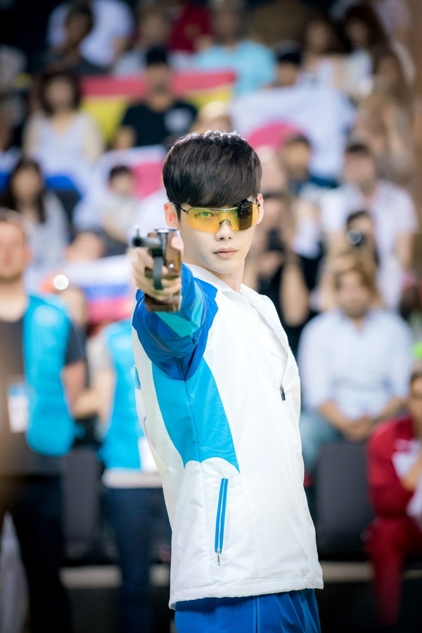 
W – Two Worlds được mở màn với cảnh quay hồi hộp khi Kang Chul tham gia Olympic và đứng trước thềm giành huy chương vàng.
