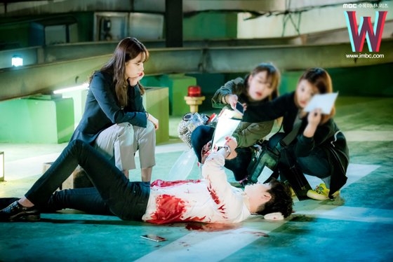 
Trái với không khí “nghẹt thở” trên phim, Lee Jong Suk và Han Hyo Joo lại cực kì thoải mái. Nữ diễn viên không ngừng trêu đùa trong khi bạn diễn thoải mái vừa nằm vừa đọc lại kịch bản.