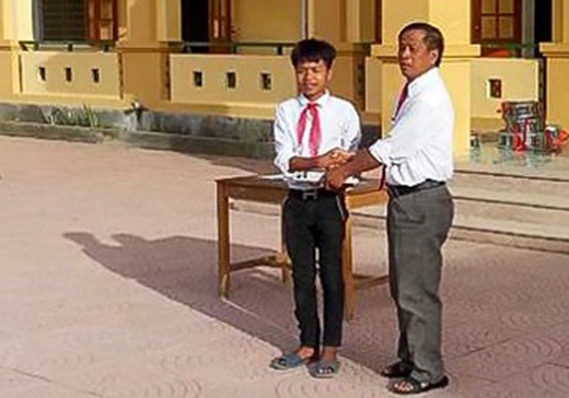 
Em Lô Văn Khánh được biểu dương, khen thưởng trong buổi chào cờ đầu tuần của trường THCS Lượng Minh. Ảnh: Báo Nghệ An.