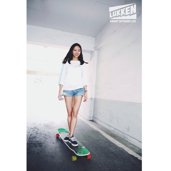 
Hyo Joo chọn cho mình loạt ván trượt longboard khó nhằn. 