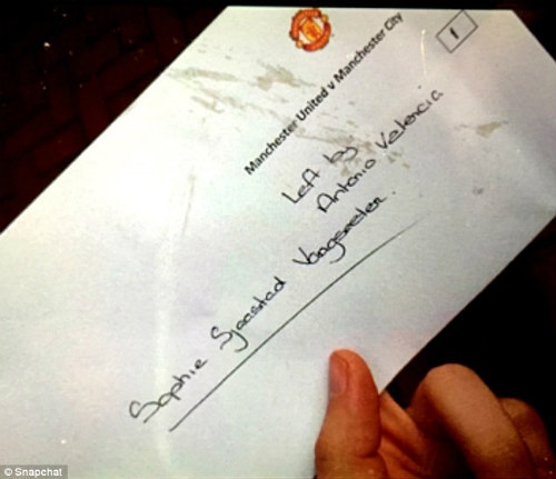 Sophie khoe chiếc vé mời xem trận derby Manchester có chữ ký của chính Valencia tặng cô. (Ảnh: Internet)