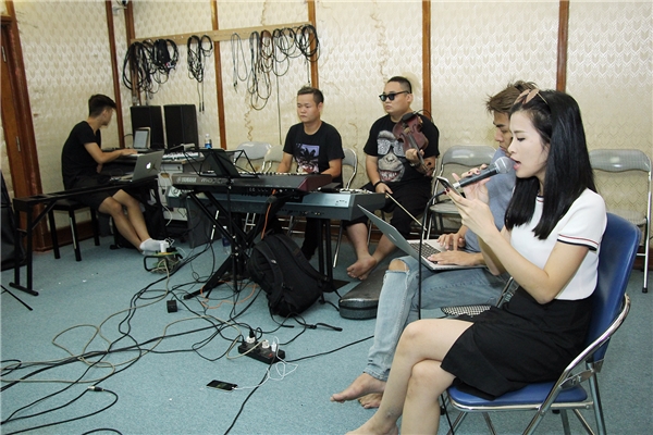 
Với vai trò giám đốc âm nhạc của liveshow It's Showtime, nhạc sĩ Đỗ Hiếu cũng có mặt cùng Đông Nhi trong những ngày tập luyện cùng ban nhạc Màu Nước tại Hà Nội. - Tin sao Viet - Tin tuc sao Viet - Scandal sao Viet - Tin tuc cua Sao - Tin cua Sao