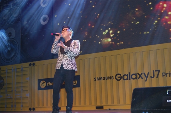 
Trung Quân Idol giữ vững phong độ với ca khúc “Dấu mưa” tại lễ hội trải nghiệm sản phẩm công nghệ chất lừ từ Samsung Galaxy J7 Prime của Thế Giới Di Động. - Tin sao Viet - Tin tuc sao Viet - Scandal sao Viet - Tin tuc cua Sao - Tin cua Sao