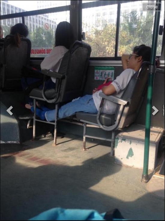 
Chân dung cô gái ăn xôi hành và xịt nước hoa vào nách trên xe buýt. (Ảnh: Chụp màn hình)