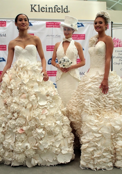 Váy cưới làm từ giấy vệ sinh Xu hướng của thời trang thế giới  xem tải  video clip  Adam  Eva