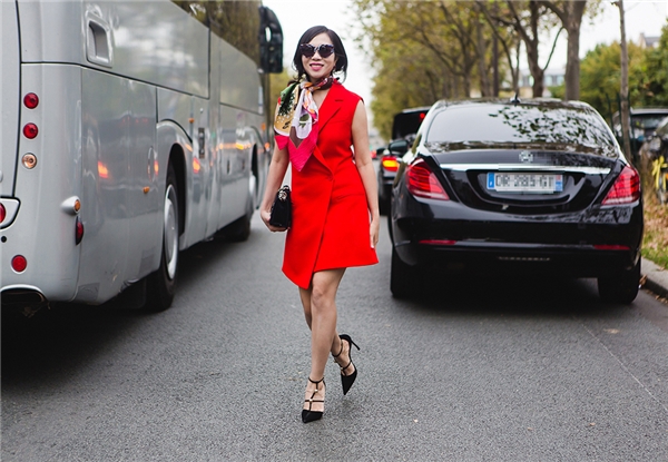 
Dù không quá ồn ào nhưng bà Lưu Nga, chủ nhân một thương hiệu thời trang ứng dụng danh tiếng tại Việt Nam liên tục có mặt tại các tuần lễ thời trang danh giá trong những năm qua. Trong khuôn khổ Tuần lễ Thời trang Paris Xuân - Hè 2017 này, bà Lưu Nga vinh dự trở thành khách mời cho show diễn của nhà mốt trứ danh thế giới Dior. Cơ hội này được hàng triệu tín đồ thời trang trên thế giới mong muốn có được.