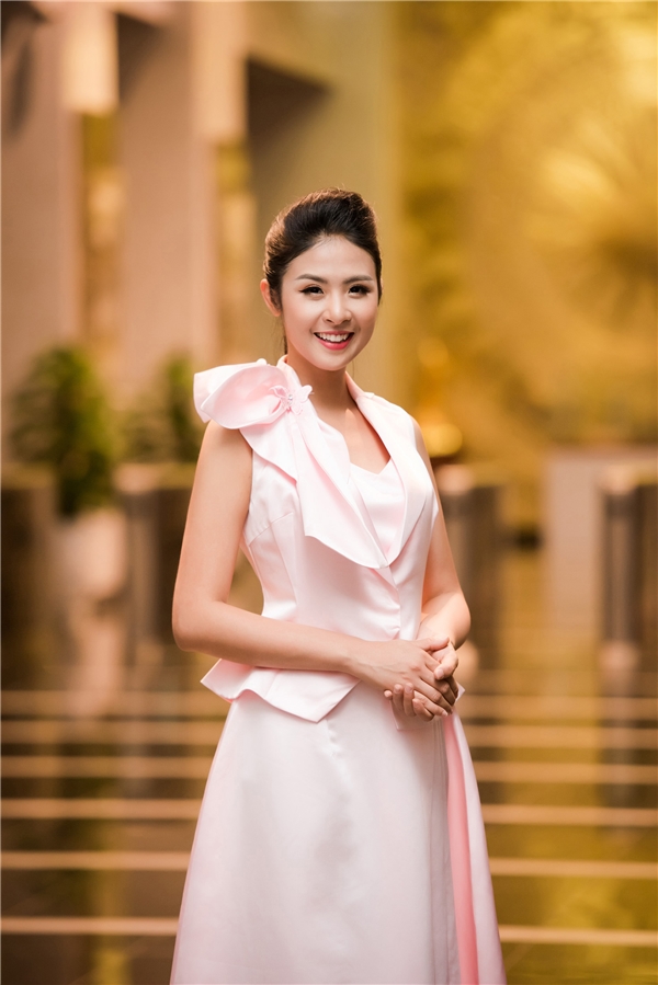 
Tối 30/10, trong ngày thứ 2 của Tuần lễ Thời trang Việt Nam Xuân Hè 2017 diễn ra tại Hà Nội, Hoa hậu Ngọc Hân đã giới thiệu bộ sưu tập mới.