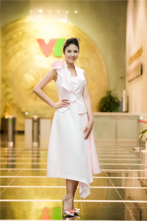 
Hoa hậu Việt Nam 2010 chia sẻ, cô lấy cảm hứng thiết kế bộ sưu tập khi có dịp sang Pháp và ghé thăm ngôi nhà của họa sĩ nổi tiếng Claude Monet.