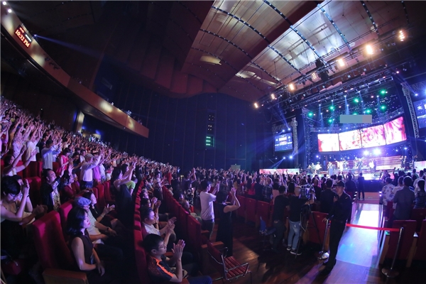 
Khán phòng gần 4000 người xem đồng loạt đứng dậy và nhún nhảy theo từng điệu nhạc sôi động của Boney M.