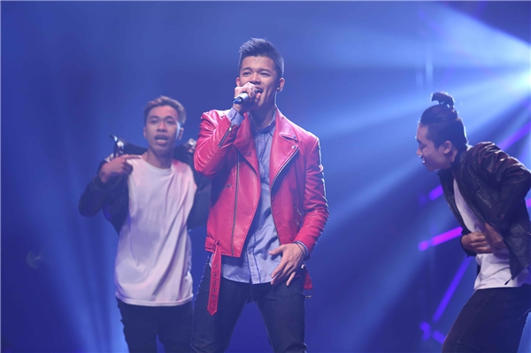 
Trọng Hiếu Idol mang đến 2 ca khúc Bước đến bên em và Say ah. Chàng Quán quân Vietnam Idol 2015 tỏ ra không hề kém cạnh đàn chị trong việc khuấy động sân khấu.