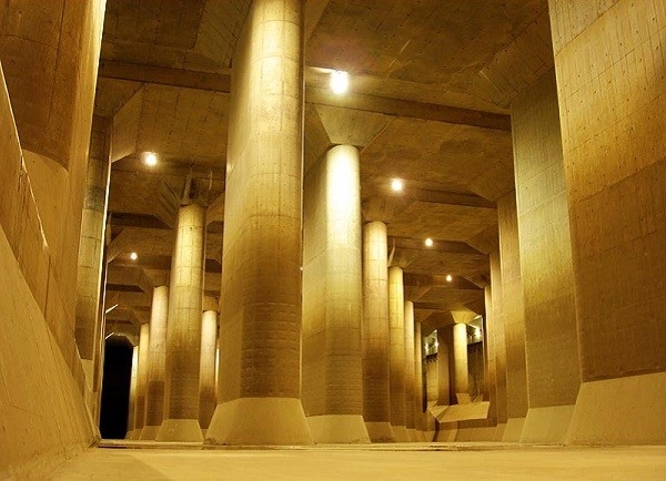 
"Ngôi đền dưới lòng đất" được nâng đỡ bởi 59 cột bê tông cốt thép, mỗi cột có thể đỡ được 500 tấn trọng lượng trần nhà.