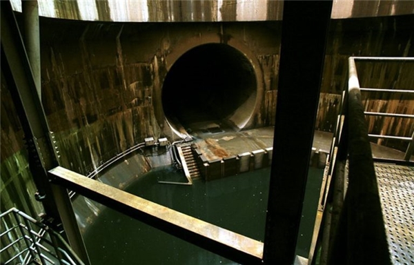 
Hình ảnh một đường ống dẫn nước ra giếng đứng.