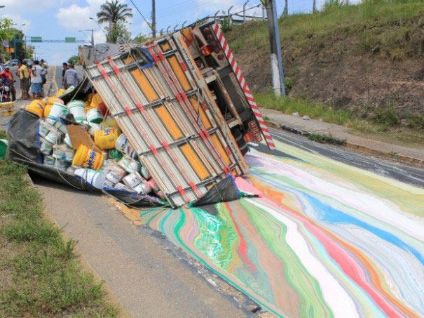 
Khi một chiếc xe chở sơn bị lật làm sơn tràn ra đường.