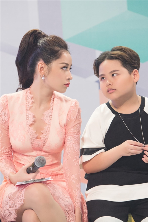 Gu thời trang “khó hiểu” của Chi Pu tại The Voice Kids 2016