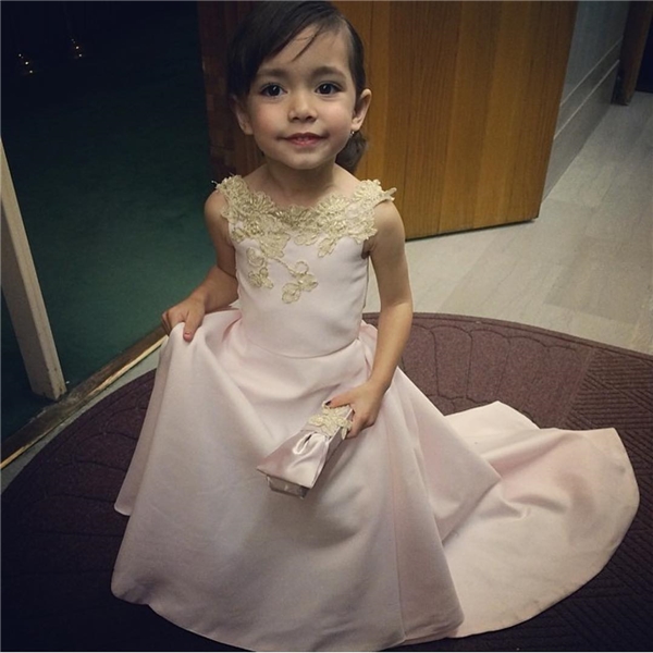 Cô bé sướng nhất thế giới vì có bố... tự tay may đầm công chúa cho mặc