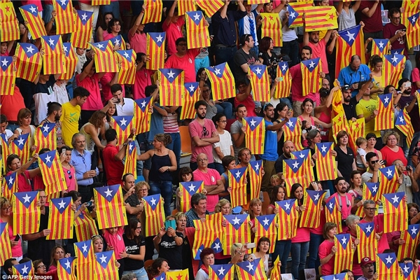 
Khán giả vẫy lá cờ Catalan trong khi theo dõi sự kiện đang náo nhiệt diễn ra.