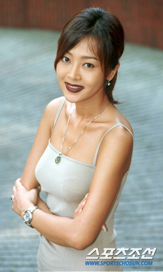 
Á hậu Hàn Quốc năm 1992 - Lee Seung Yeon - từng là mĩ nhân nổi bật của làng điện ảnh Hàn. Sở hữu khuôn mặt xinh đẹp, dịu dàng.