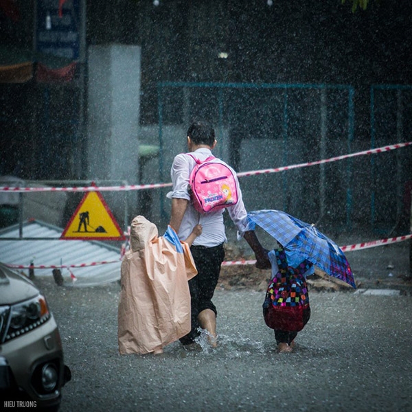 
Hình ảnh người cha chấp nhận ướt sũng, dành áo mưa và ô cho con khiến nhiều người xúc động.
