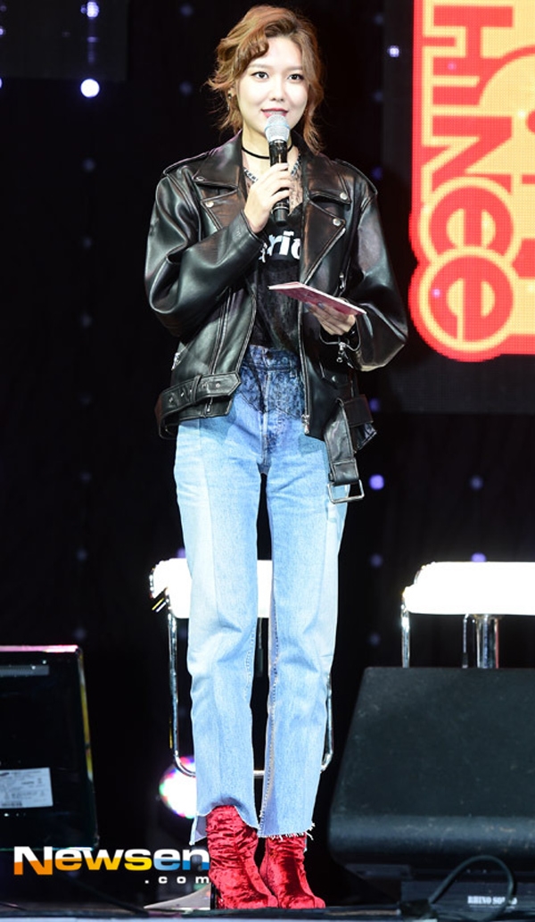 
Soyoung chứng tỏ độ chất chơi với quần jeans rách gấu mix áo khoác da và đôi boots nhung đỏ cực nổi bật.