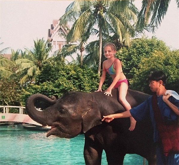 
Cuối năm 2004, cô bé người Anh Amber du lịch đến Phuket, Thái Lan cùng gia đình.
