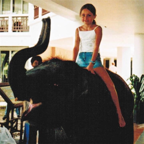 
Tại đây, Amber gắn bó thân thiết với chú voi con tên Ninh Nong.