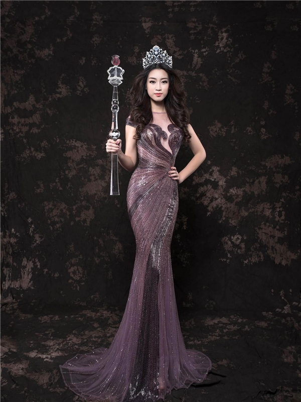 
Trong loạt ảnh mới, Hoa hậu Việt Nam 2016 hóa thân thành nữ thần như trong tranh vẽ với các thiết kế xuyên thấu của Hoàng Hải. Các bộ cánh đều tôn lên triệt để lợi thế về đường cong của Đỗ Mỹ Linh.