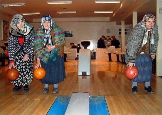 
Làm một ván bowling không các bà?